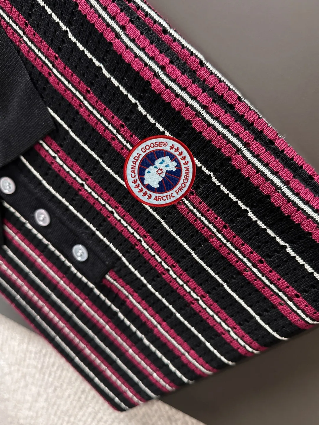 Next day shipment P300 High quality Big Goose 2025 autumn and winter new men's lapel short-sleeved T-shirt Made of combed cotton yarn knitted cotton fabric, pure cotton high-weight special yarn, it feels full of weight when weighed, and the upper body is more textured than ordinary T-shirts. This texture can cope with the weather easily and is suitable for both hot and cold! The pattern on the chest adopts three-dimensional embroidery technology, and is perfectly produced stitch by stitch with reference to the original version! Loose fit design, looks noble. Size: M to XXXL